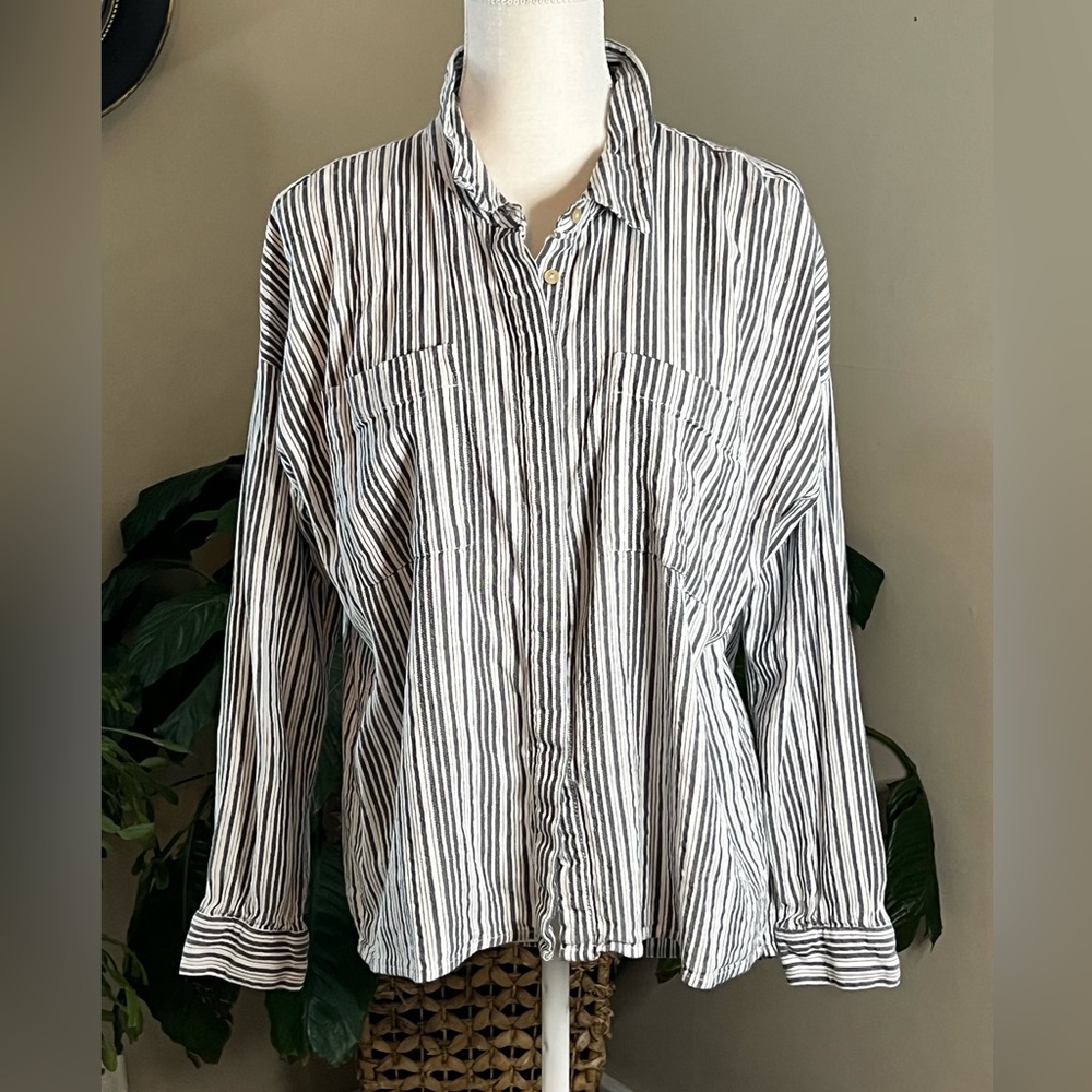 Amuse Society women’s button down shirt with Mother of Pearl buttons. Size Large